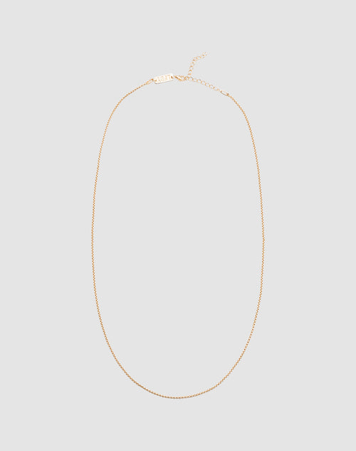 The LIVE FAST DIE YOUNG Thin Curb Chain is a delicate necklace crafted from 925 vergoldet Sterling Silber, featuring a fine, simple design with an adjustable length and displayed in an oval shape on a light grey background.