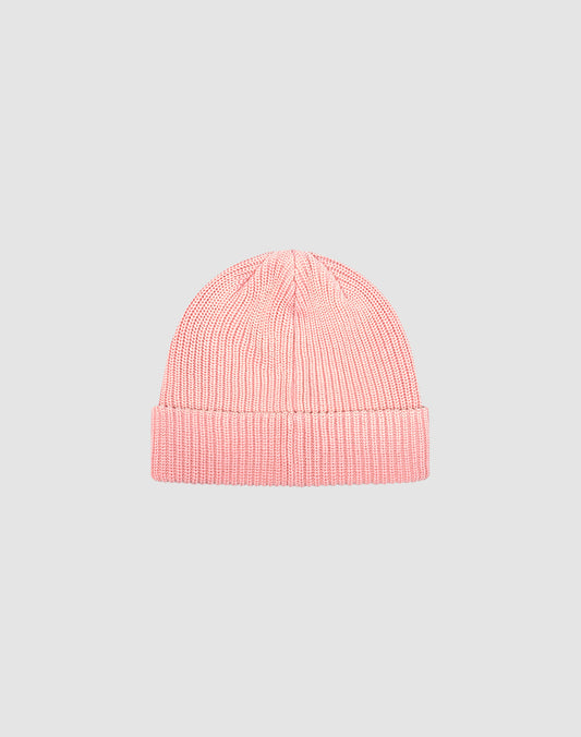 The LIVE FAST DIE YOUNG Double Rib Knit Beanie in pink features a voluminous look and folded brim, is doppellagig gestrickt aus 100% Baumwolle, and is shown against a plain light gray background.