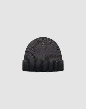 The LIVE FAST DIE YOUNG Double Rib Knit Beanie is black, doppellagig gestrickt from 100% Baumwolle with a folded cuff for a voluminöser Look, shown on a plain light gray background.