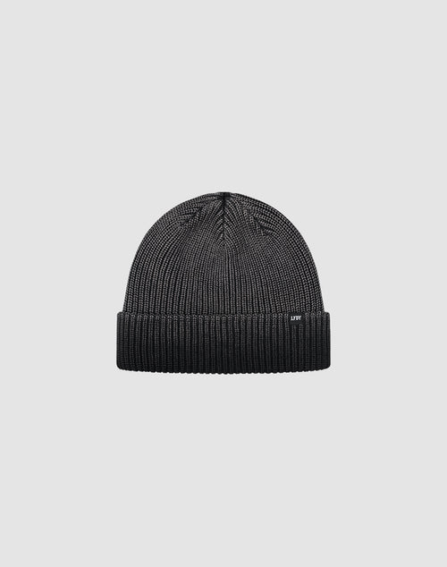 The LIVE FAST DIE YOUNG Double Rib Knit Beanie is black, doppellagig gestrickt from 100% Baumwolle with a folded cuff for a voluminöser Look, shown on a plain light gray background.