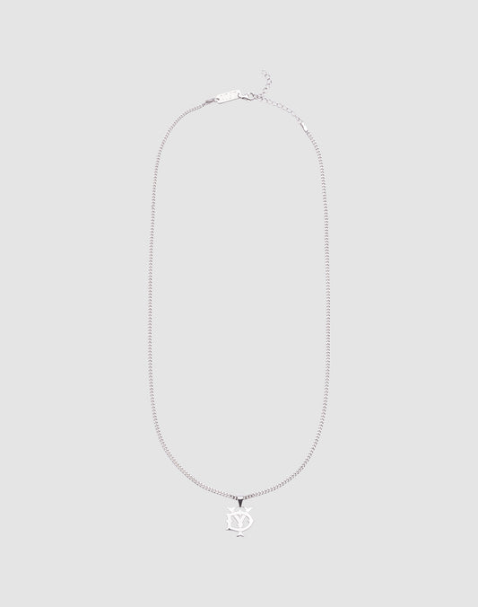 Die DY Blank Chain von LIVE FAST DIE YOUNG ist eine verstellbare Silberkette (925) mit NY-Pendant, präsentiert vor schlicht hellgrauem Hintergrund.