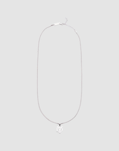 Die DY Blank Chain von LIVE FAST DIE YOUNG ist eine verstellbare Silberkette (925) mit NY-Pendant, präsentiert vor schlicht hellgrauem Hintergrund.