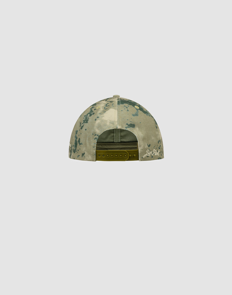 The LIVE FAST DIE YOUNG LF Snapback is a camouflage-patterned cap with an adjustable green snap closure and white Logo-Stick embroidery on the lower right back. Made from 100% Baumwolle. Model: LF2506-18254. Plain light gray background.