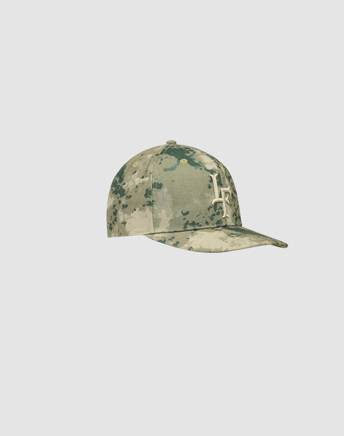 The LF Snapback by LIVE FAST DIE YOUNG is a camouflage cap crafted from 100% Baumwolle, featuring a white embroidered logo cross on the front, shown against a plain light gray background. Model: LF2506-18254.