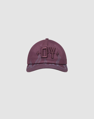 The DY Flames Snapback by LIVE FAST DIE YOUNG is a maroon Baumwolle baseball cap with DY and diamond embroidery, a subtle Flammendruck pattern near the brim, shown on a plain light gray background.
