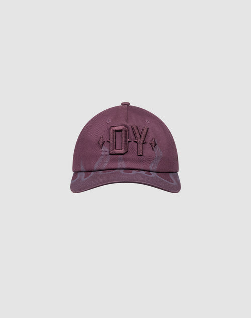 The DY Flames Snapback by LIVE FAST DIE YOUNG is a maroon Baumwolle baseball cap with DY and diamond embroidery, a subtle Flammendruck pattern near the brim, shown on a plain light gray background.