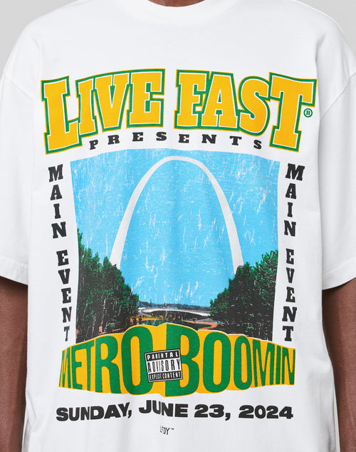 Wearing the LFDY Metro Boomin Tee by LIVE FAST DIE YOUNG, featuring an oversize fit, bold Gateway Arch print with LIVE FAST, MAIN EVENT, METRO BOOMIN, SUNDAY, JUNE 23, 2024, hochwertige Baumwolle and parental advisory label.