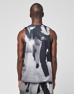Seen from behind, a person with a shaved head wears the LFDY Performance Tank by LIVE FAST DIE YOUNG, made from leichtes Obermaterial with a black-and-white blurred print of people in suits. The Regular Fit stands out against a plain light gray background.