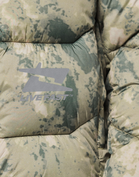 Close-up of the Live Fast Puffer Jacket by LIVE FAST DIE YOUNG, featuring a camo pattern, grey LIVE FAST™ logo, stylized airplane graphic on wasserabweisend fabric, oversize fit, and reflektierender Print for standout style.
