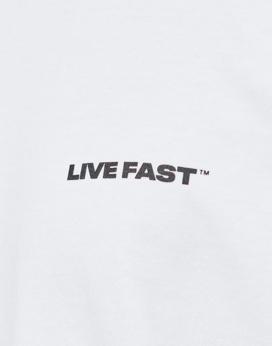 The Live Fast Plain Tee by LIVE FAST DIE YOUNG features a bold black LIVE FAST™ FRONTPRINT on white fabric. Made from 100% Baumwolle in a Regular Fit for everyday comfort.