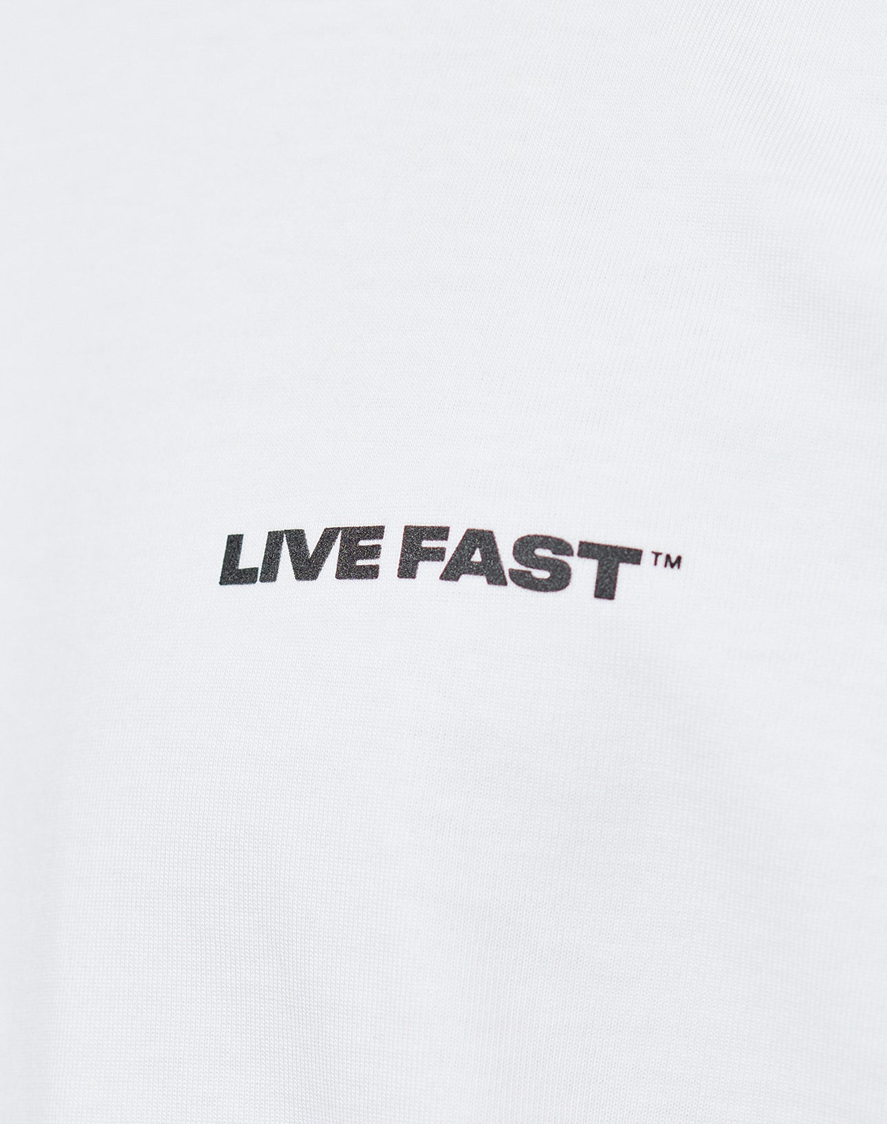 The Live Fast Plain Tee by LIVE FAST DIE YOUNG features a bold black LIVE FAST™ FRONTPRINT on white fabric. Made from 100% Baumwolle in a Regular Fit for everyday comfort.