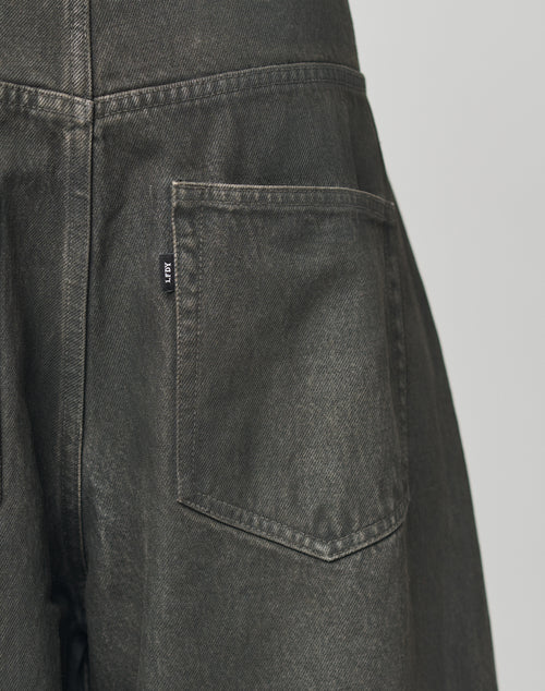 Close-up of the back pocket on LFDY Coated Baggy Denim by LIVE FAST DIE YOUNG, featuring dark gray 100% Baumwolle fabric, detailed stitching, a small black tag with white text, and a gerades Bein for a modern look.