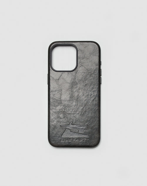 Die Live Fast Phone Case von LIVE FAST DIE YOUNG ist eine schwarze 100% Lederhülle mit großem Kameraausschnitt und geprägtem 7 LIVE FAST Logo am unteren Rand, präsentiert auf weißem Hintergrund.