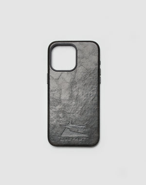 Die Live Fast Phone Case von LIVE FAST DIE YOUNG ist eine schwarze 100% Lederhülle mit großem Kameraausschnitt und geprägtem 7 LIVE FAST Logo am unteren Rand, präsentiert auf weißem Hintergrund.