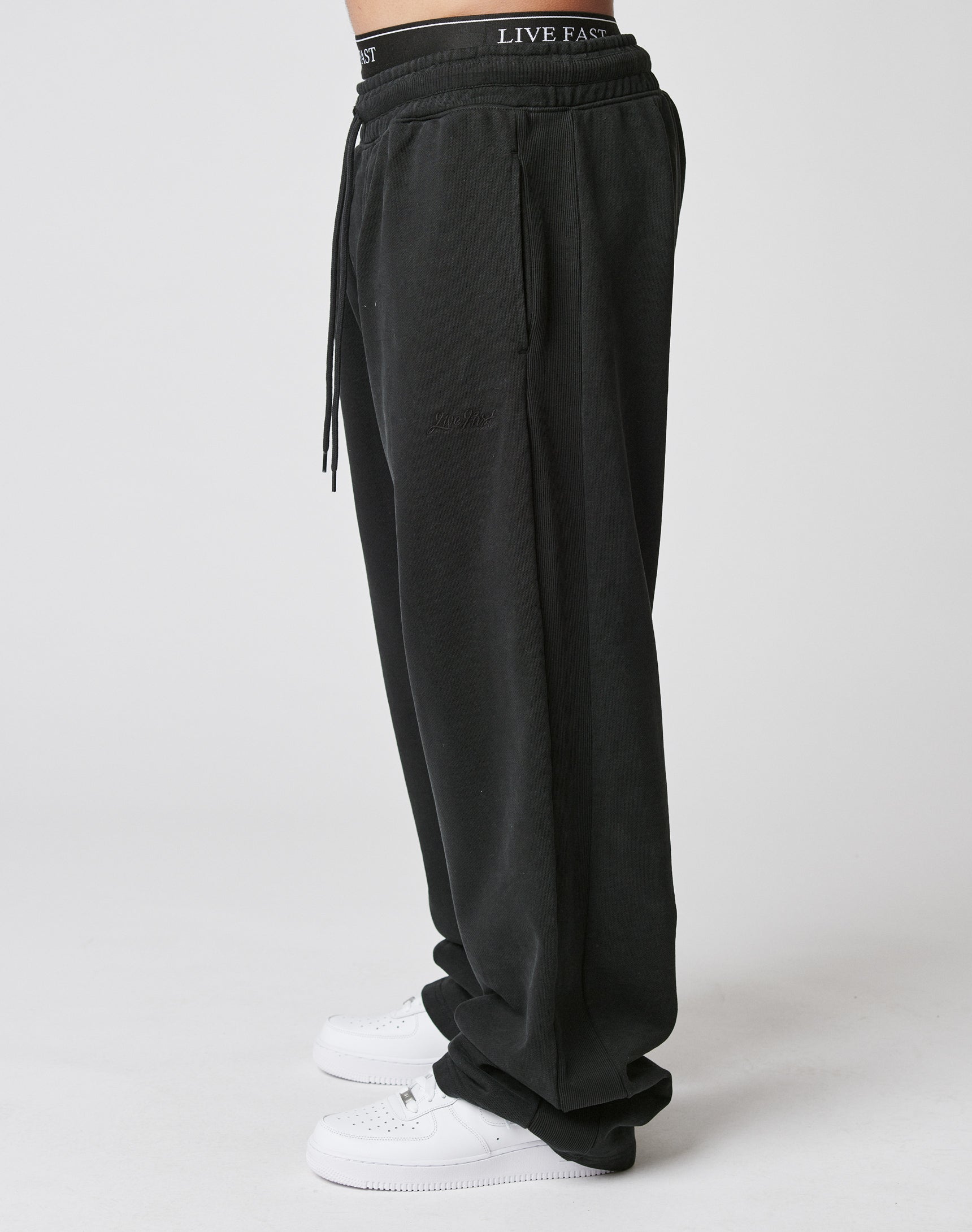Basic Wide Jogger Schwarz: Buy now – LIVE FAST DIE YOUNG
