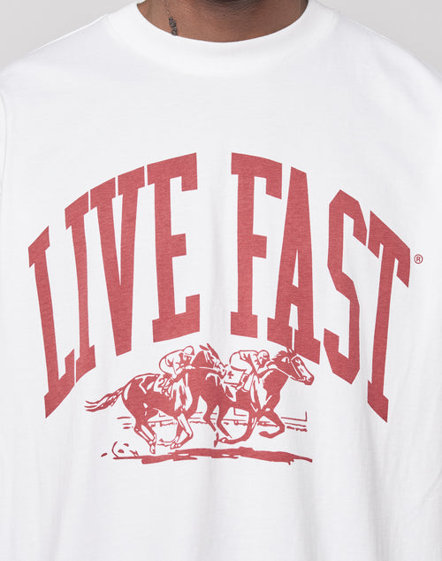 The Live Fast Stallion Tee by LIVE FAST DIE YOUNG showcases a bold red LIVE FAST front print above two racing jockeys, crafted from soft Baumwolle in an Oversize Fit for comfort and style.
