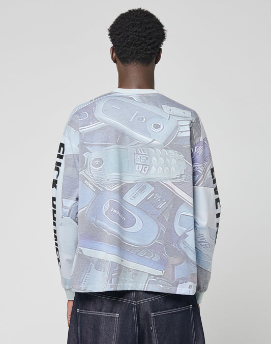 A person faces away, wearing the LFDY Stolen Phones Longsleeve by LIVE FAST DIE YOUNG. It features an Oversize Fit, a vintage mobile phone collage on the back, bold Ärmelprint sleeve details, and a plain light-colored background.