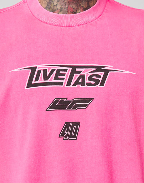 The LFDY Triple Racing Tee by LIVE FAST DIE YOUNG features a pink, oversize fit, 100% Baumwolle design. It sports a multilogo frontprint: LIVE FAST in bold black and white, with LF and the number 40 below for standout style and comfort.
