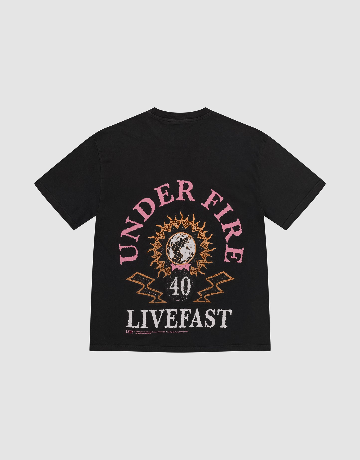 The LFDY Under Fire Tee by LIVE FAST DIE YOUNG features bold "UNDER FIRE" text above a sun globe, number 40, "LIVEFAST," lightning accents, an oversize fit, and is made from 100% Baumwolle.