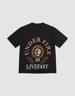 The LFDY Under Fire Tee by LIVE FAST DIE YOUNG features bold "UNDER FIRE" text above a sun globe, number 40, "LIVEFAST," lightning accents, an oversize fit, and is made from 100% Baumwolle. | plain