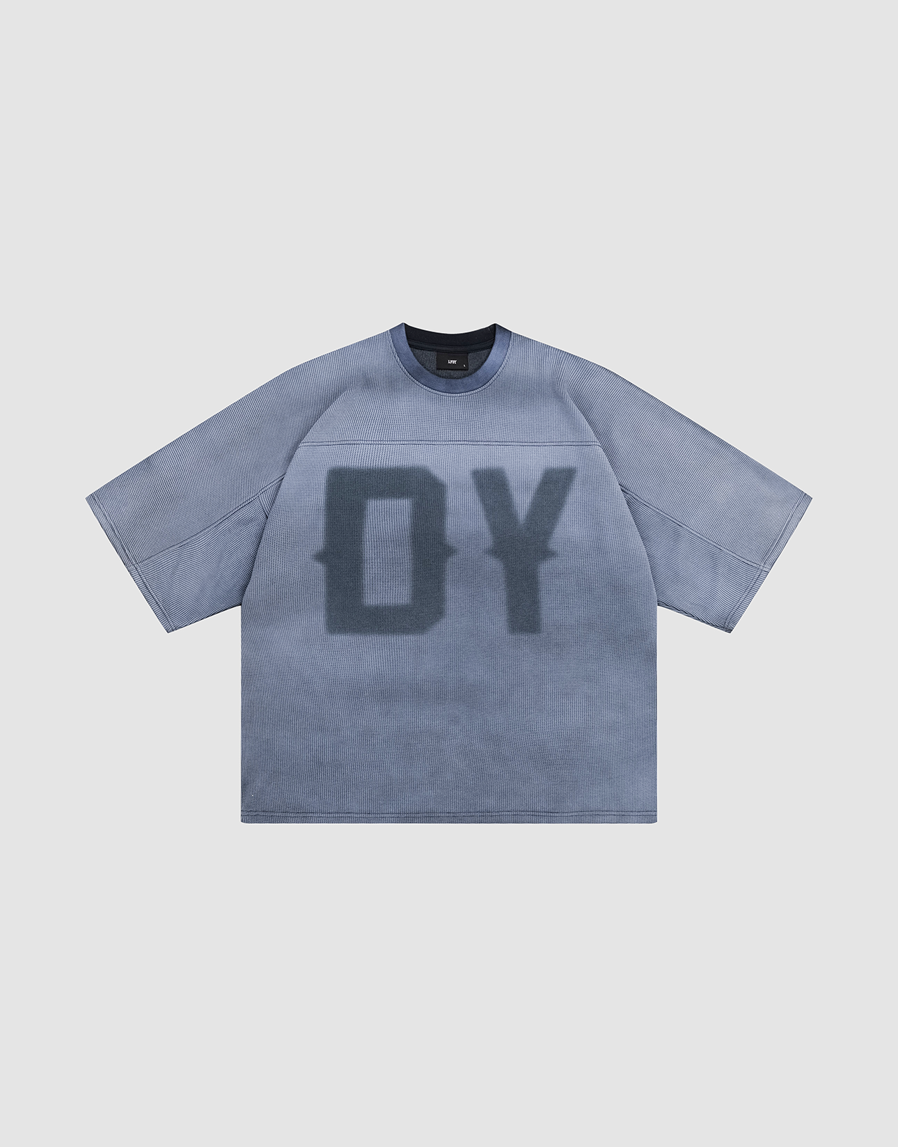 The LIVE FAST DIE YOUNG Faded Waffle Jersey is a loose, oversized, short-sleeve blue-gray t-shirt made from 100% Baumwolle, featuring large dark DY letters in a faded print on the front, laid flat on a light gray background. | plain