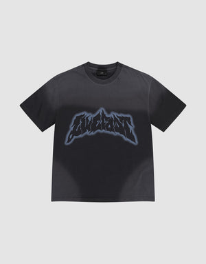 The LFDY Flames Tee by LIVE FAST DIE YOUNG is a black oversized 100% Baumwolle short-sleeve shirt, featuring a bold, jagged graphic logo with handgefertigter Sprayeffekt and faded edges on the chest, shown on a light background. | plain