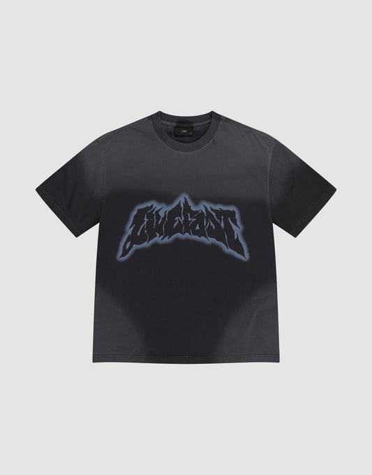 The LFDY Flames Tee by LIVE FAST DIE YOUNG is a black oversized 100% Baumwolle short-sleeve shirt, featuring a bold, jagged graphic logo with handgefertigter Sprayeffekt and faded edges on the chest, shown on a light background. | plain