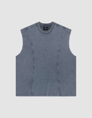 The LIVE FAST DIE YOUNG Heavy Muscle Tank is a sleeveless, faded blue-gray vest with a crew neck and subtle seam lines. Made from 100% Baumwolle in an oversize fit, it features a discreet chest logo and is shown flat on a light gray background. | plain
