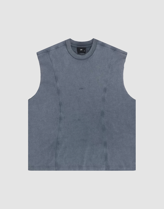 The LIVE FAST DIE YOUNG Heavy Muscle Tank is a sleeveless, faded blue-gray vest with a crew neck and subtle seam lines. Made from 100% Baumwolle in an oversize fit, it features a discreet chest logo and is shown flat on a light gray background. | plain
