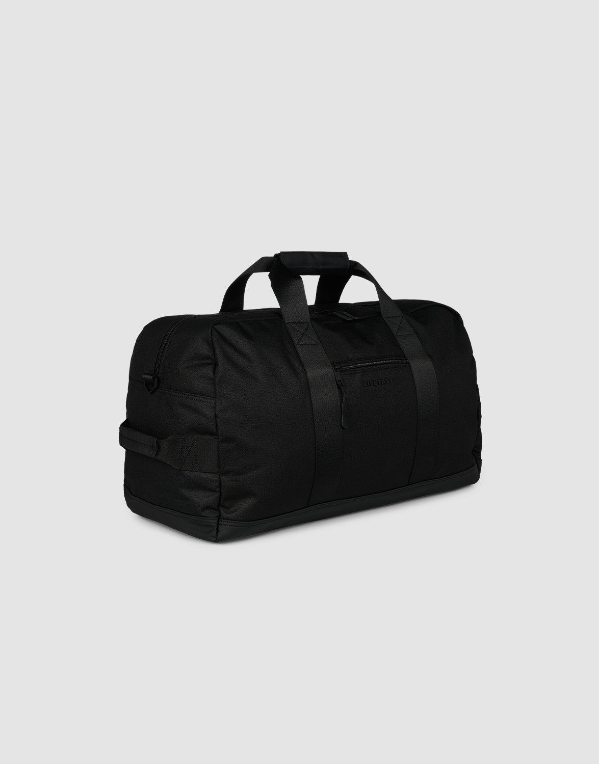 Die LFDY Weekender 60 von LIVE FAST DIE YOUNG ist eine schwarze Sporttasche mit abnehmbarem Schultergurt, kurzen Henkeln und Seitenhenkel. Die rechteckige Tasche fasst 60 l und hat einen praktischen Reißverschluss oben.