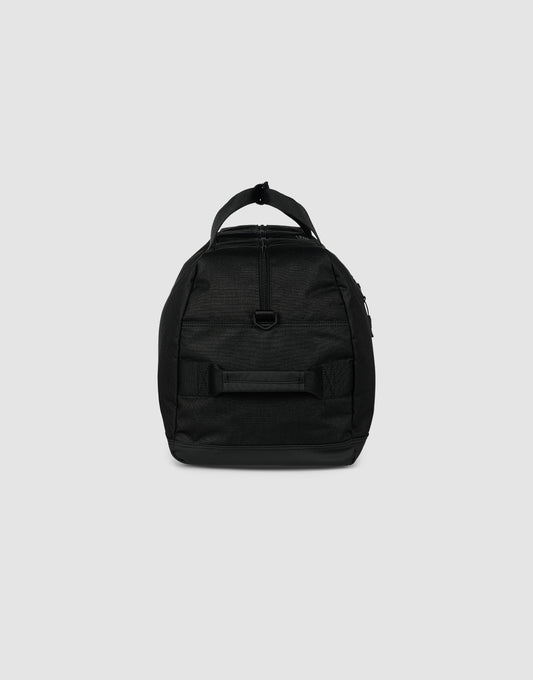 Die schwarze LFDY Weekender 60 von LIVE FAST DIE YOUNG (60L) mit Top-Griff, horizontalem Frontgurt, abnehmbarem Schultergurt und Reißverschluss oben vor hellgrauem Hintergrund fotografiert.