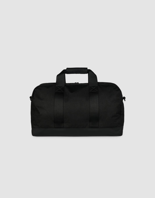 Die LFDY Weekender 50 von LIVE FAST DIE YOUNG ist eine schwarze 30-Liter-Polyester-Tasche mit zwei Griffen, abnehmbarem Schultergurt und Reißverschluss, präsentiert vor schlicht hellgrauem Hintergrund.