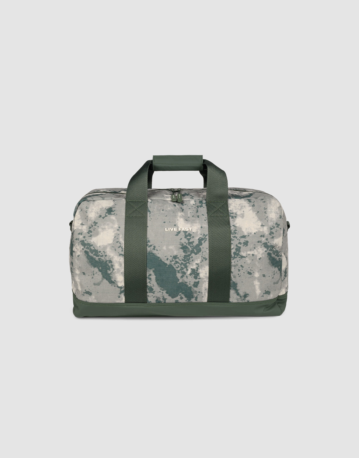 The LFDY Weekender 50 by LIVE FAST DIE YOUNG is a 30L bag with dark green handles/base, a gray-green abstract camo pattern, großes Fach, abnehmbarem Schultergurt und kleinem weißen LIVE FAST DIE YOUNG Logo auf der Vorderseite.