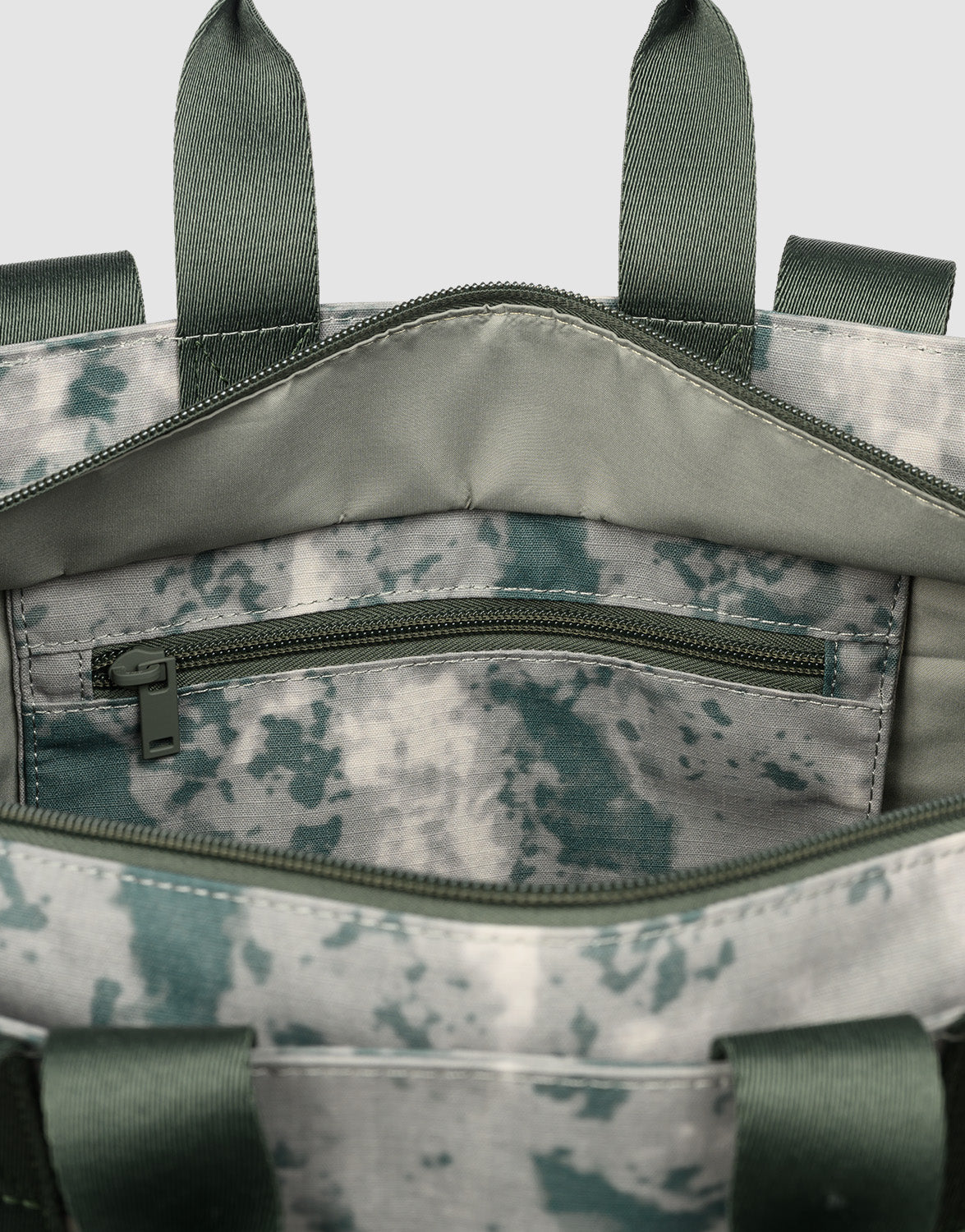 Open view of the LFDY Weekender 50 by LIVE FAST DIE YOUNG with camouflage design, großes Fach, inner compartment, closed zipper pocket, sturdy green handles, trim, and abnehmbarer Schultergurt.
