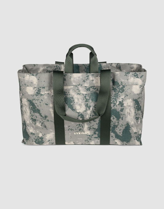 The LFDY Utility Bag by LIVE FAST DIE YOUNG is a large tote with dark green handles, gray and green camo pattern, "LIVE FAST" in white on the front, Tragegurte, and a großes Fach for convenient carrying and storage.