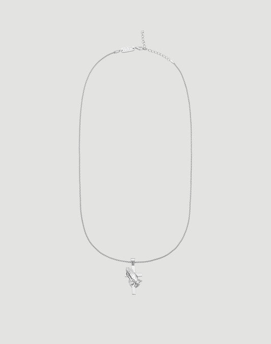 Die LFDY Praying Chain von LIVE FAST DIE YOUNG ist eine größenverstellbare 52 cm Sterlingsilber-Kette mit handförmigem Anhänger, der eine Rose hält. Präsentiert auf schlicht hellem Hintergrund.