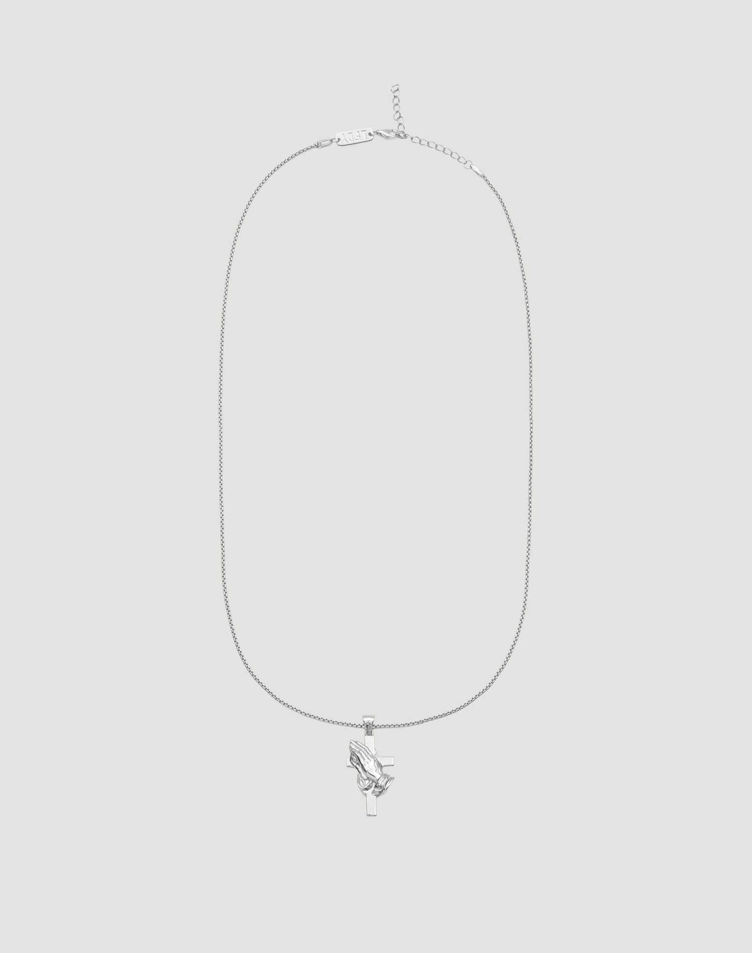 Die LFDY Praying Chain von LIVE FAST DIE YOUNG ist eine größenverstellbare 52 cm Sterlingsilber-Kette mit handförmigem Anhänger, der eine Rose hält. Präsentiert auf schlicht hellem Hintergrund.| plain 