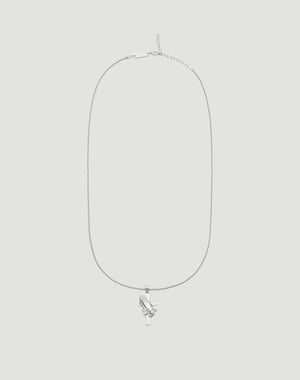 Die LFDY Praying Chain von LIVE FAST DIE YOUNG ist eine größenverstellbare 52 cm Sterlingsilber-Kette mit handförmigem Anhänger, der eine Rose hält. Präsentiert auf schlicht hellem Hintergrund.