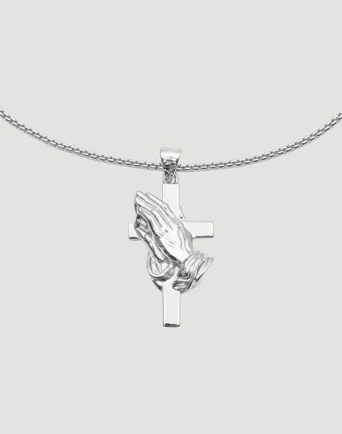 Die LFDY Praying Chain von LIVE FAST DIE YOUNG ist eine 52 cm lange, größenverstellbare Sterlingsilberkette mit Anhänger aus zwei betenden Händen über einem Kreuz – präsentiert vor schlichtem, hellgrauem Hintergrund.
