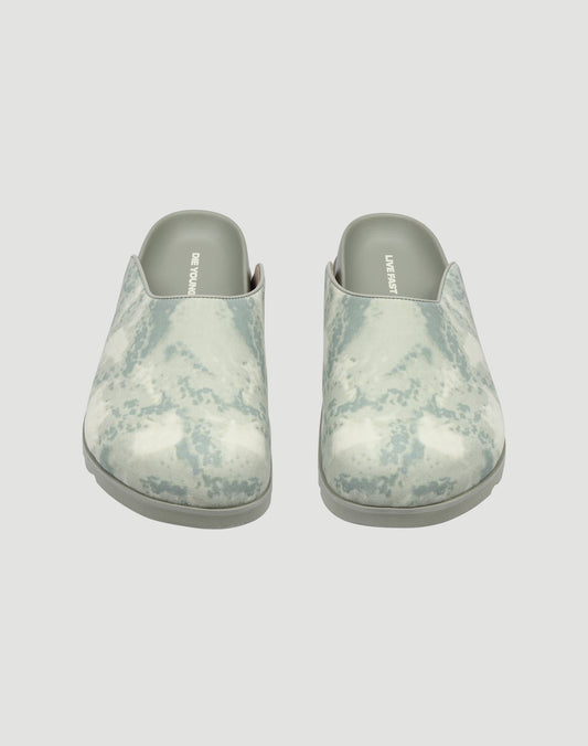 The LFDY Mules by LIVE FAST DIE YOUNG are slip-on shoes with a light grey and white marbled pattern, crafted from PU Obermaterial and an EVA Sohle, shown from the front on a plain white background.