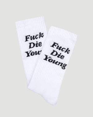 Das 2er-Pack LIVE FAST DIE YOUNG Fuck Die Young Socks aus pflegeleichter, waschbarer Baumwolle in Weiß mit schwarzem Schriftzug wird auf schlichtem, hellgrauem Hintergrund präsentiert.