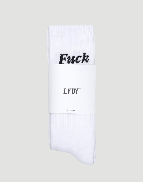 Das LIVE FAST DIE YOUNG Fuck Die Young Socks (2 Pack) enthält zwei weiße Baumwollsocken, gefaltet und von einem LFDY-Papierband mit 2 x Socks umgeben, das schwarze Fuck-Logo oberhalb sichtbar. Pflegeleicht waschbar.