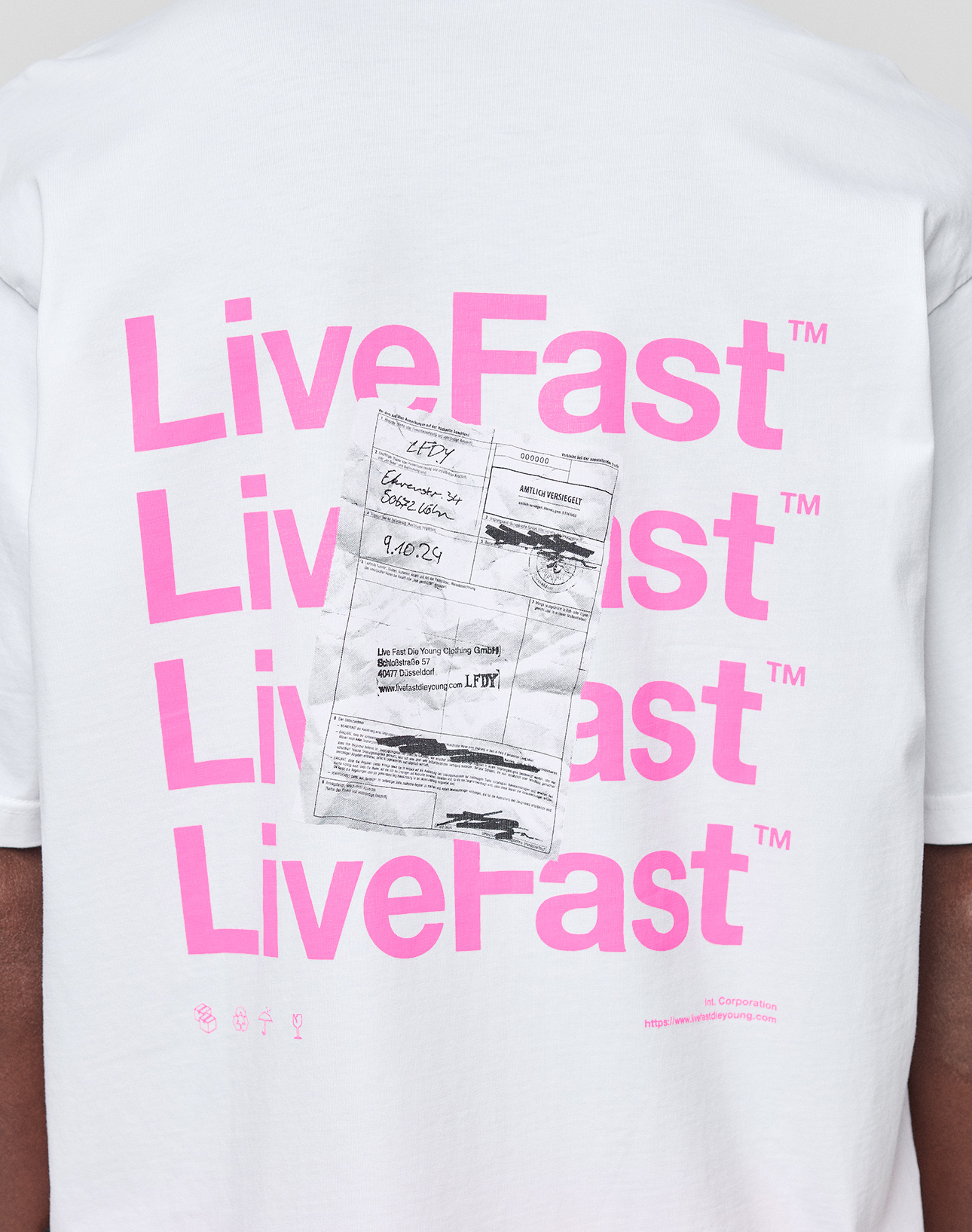 The Basic Evidence Tee by LIVE FAST DIE YOUNG is a white 100% Baumwolle oversize shirt with bold pink “LiveFast” repeats and a black-and-white receipt graphic on the back, plus distinctive front and back prints for standout style.
