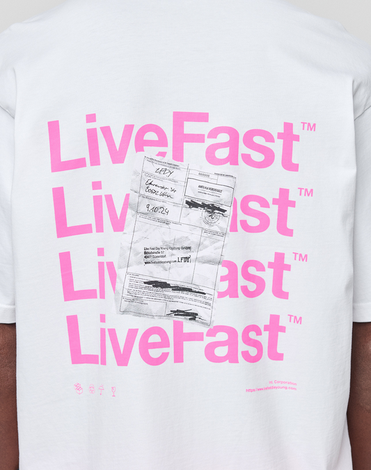 The Basic Evidence Tee by LIVE FAST DIE YOUNG is a white 100% Baumwolle oversize shirt with bold pink “LiveFast” repeats and a black-and-white receipt graphic on the back, plus distinctive front and back prints for standout style.