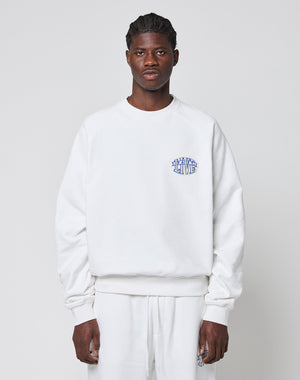 A person faces forward wearing a LIVE FAST DIE YOUNG LFDY Radiator Sweater in oversize white with matching pants. The Baumwolle Polyester sweater has a small blue LEARN TO LIVE graphic on the left chest. The background is plain light gray.