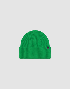 The Double Rib Knit Beanie by LIVE FAST DIE YOUNG is bright green, doppellagig gestrickt for extra volume, with a folded brim and a small black tag with white text on the left. Shown on a plain light grey background.