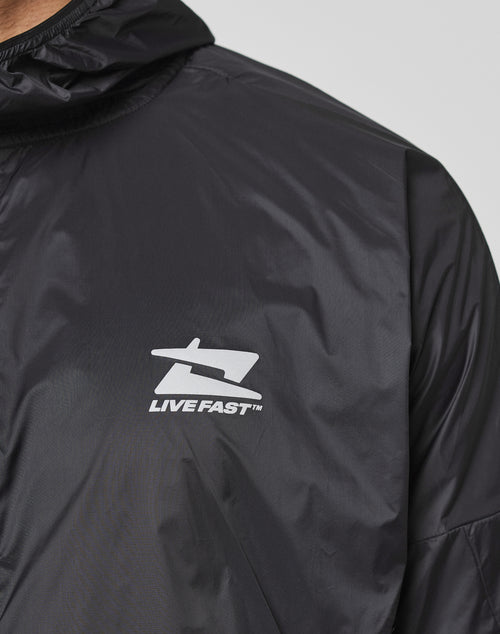 Close-up of the Live Fast Performance Running Jacket by LIVE FAST DIE YOUNG, featuring a black design with a white LIVE FAST logo and stylized chest graphic. Shiny texture, Kapuze mit Visor, Regular Fit, and reflektierender Frontprint for standout style.
