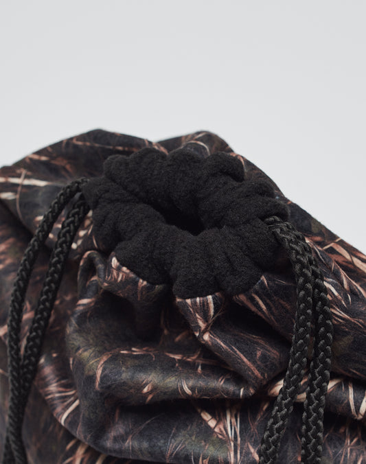 The LIVE FAST DIE YOUNG Live Fast Gymbag features a polyester build, camouflage pattern, and thick black drawstrings through a black fabric opening—ideal as a fleece gym bag.