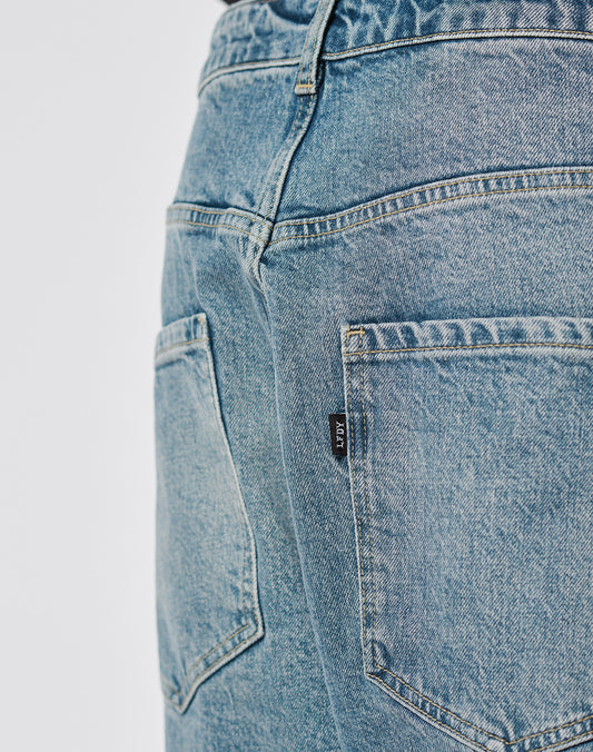 Close-up of the back of LIVE FAST DIE YOUNGs LFDY Tire Tracks Denim in a Baggy Fit, featuring two back pockets and a black label on the right pocket seam. Made from 100% Baumwolle for comfort and durability.