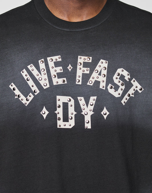Live Fast Rivet Tee Schwarz Logo auf der Vorderseite mit Nieten